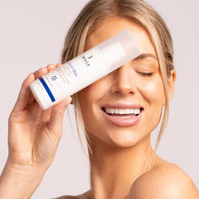 Cargar imagen en el visor de galería, Image Skincare Clear Cell Clarifying Salicylic Tonic Model Shop At Exclusive Beauty

