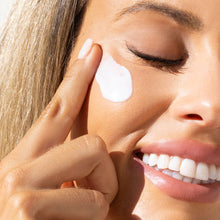 Cargar imagen en el visor de galería, Image Skincare Prevention+ Daily Matte Moisturizer SPF 30 Model Shop Image Skincare At Exclusive Beauty
