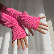 Carregar imagem no visualizador da Galeria, The Skinny Confidential Bougie Driving Gloves Model Shop At Exclusive Beauty
