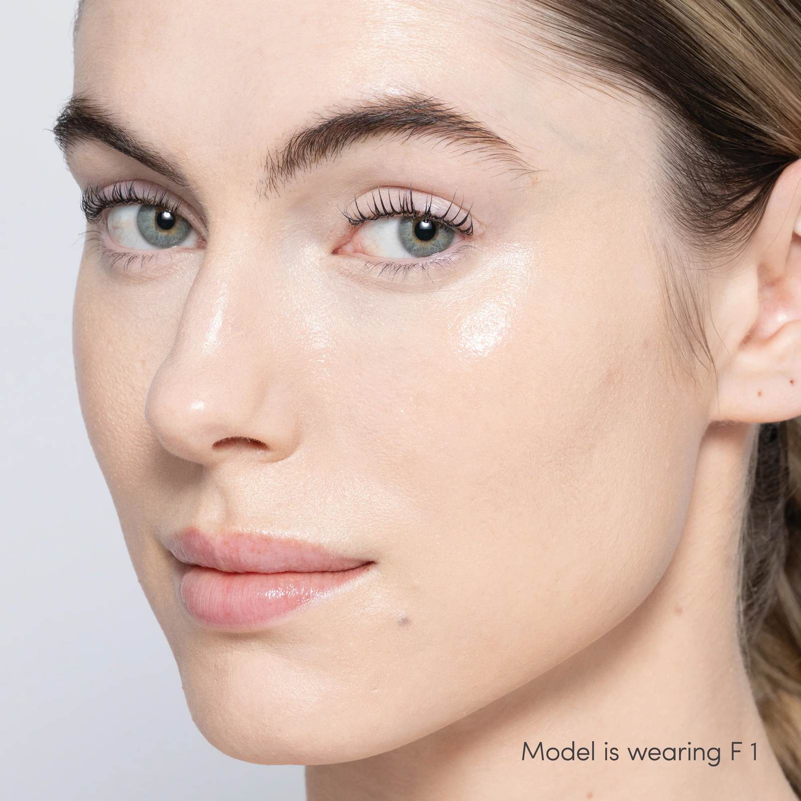 Jane Iredale Skintuition Liquid Concealer F1 - fair with neutral undertones worn on model with glowing skin 3