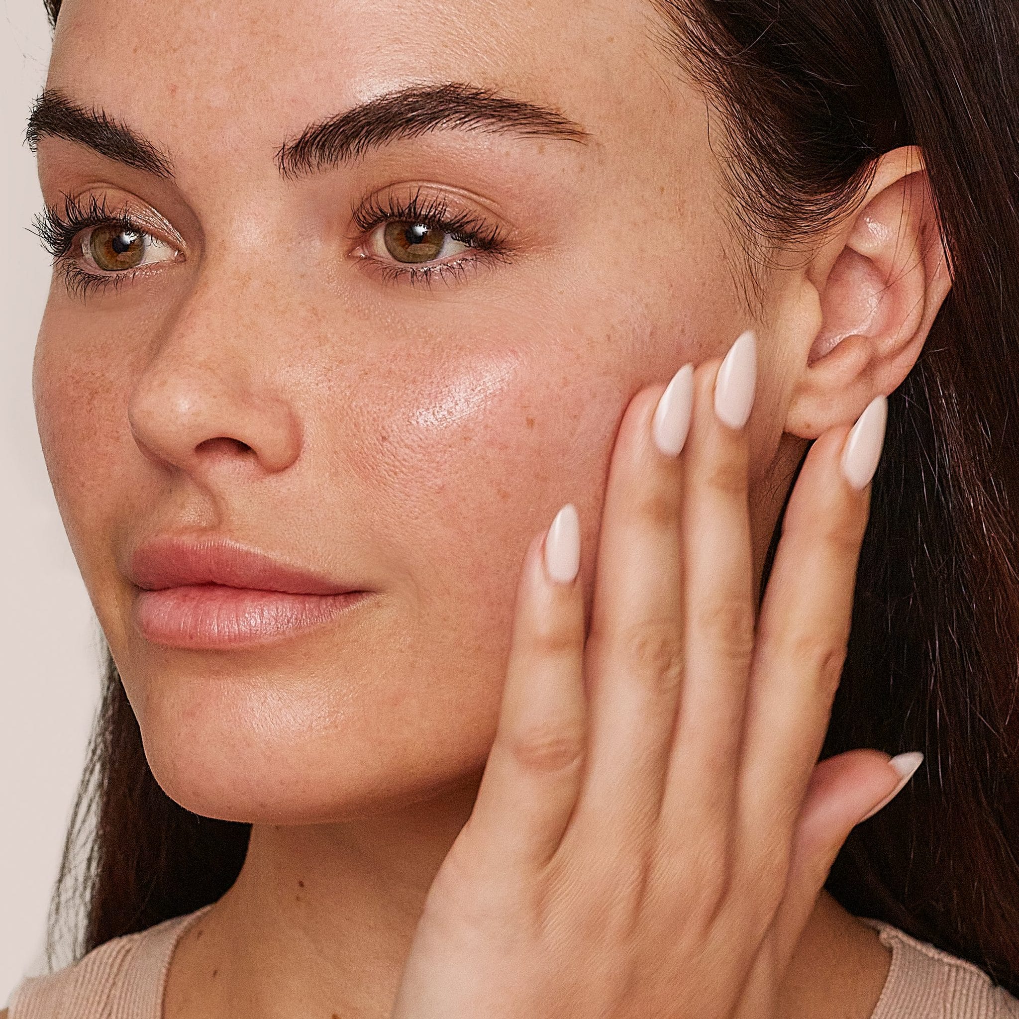 Model applying Jane Iredale Smooth Affair Brightening Face Primer to cheek