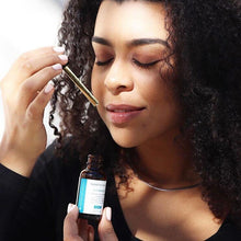 Carregar imagem no visualizador da Galeria, Woman&#39;s hand presenting SkinCeuticals CE Ferulic Antioxidant Serum
